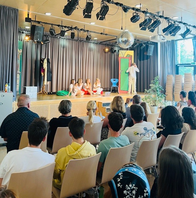 Theater05 Bild aus der Theateraufführung aus dem Publikum