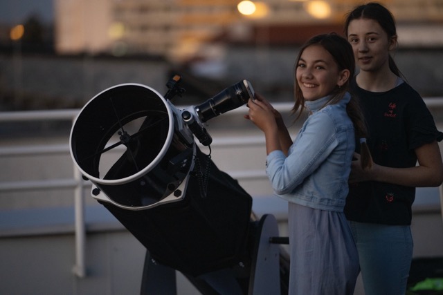 Mittel (Astronomie Dachterrasse 2025) Schülerinnen mit Teleskop